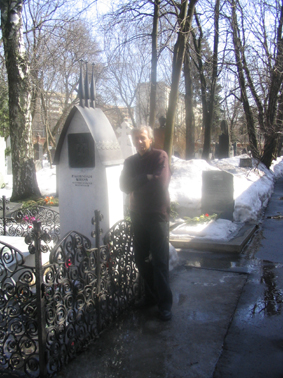 Manuel Talens junto a la tumba de Anton Chéjov en el cementerio de Novodevichi (Moscú)